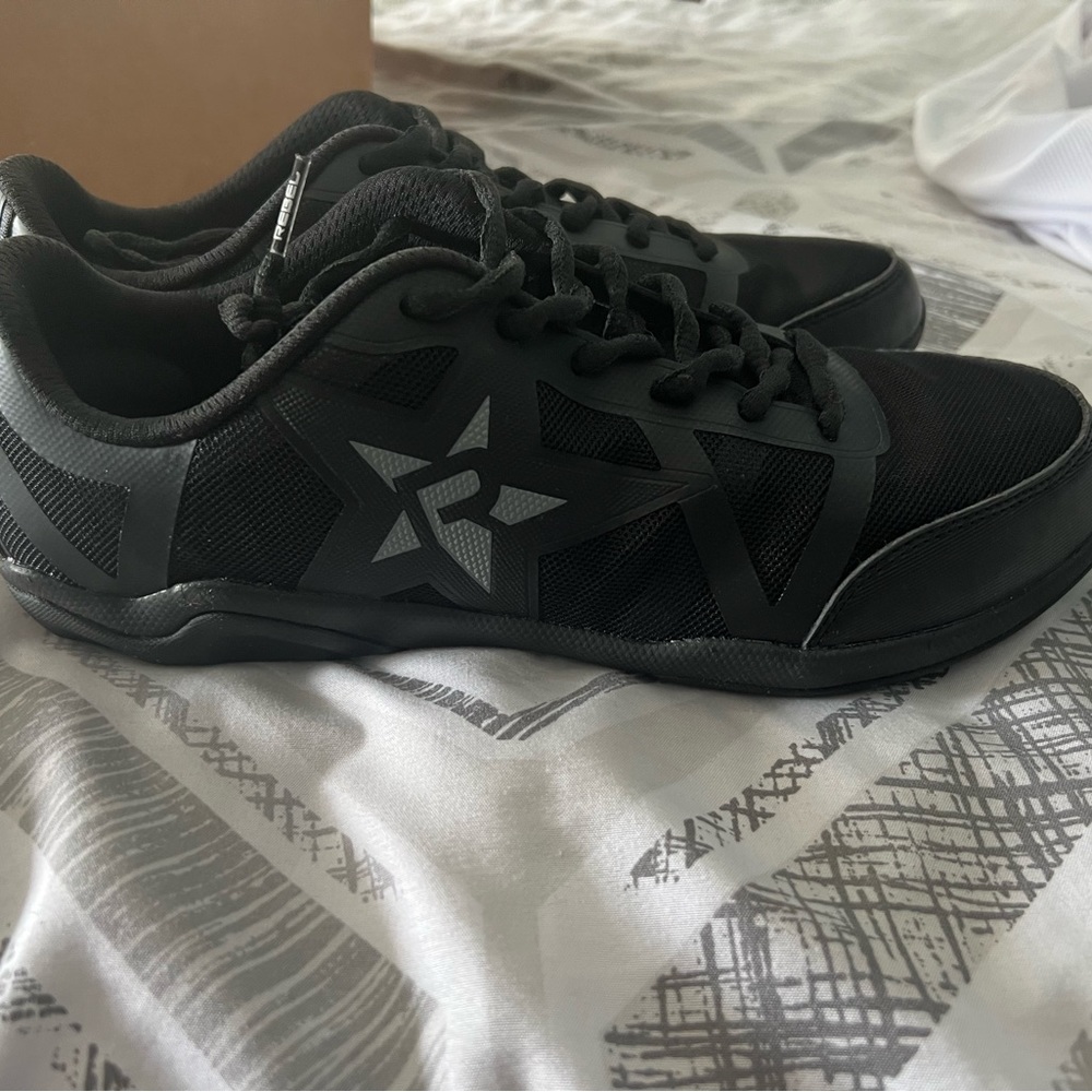 Cheer shoes